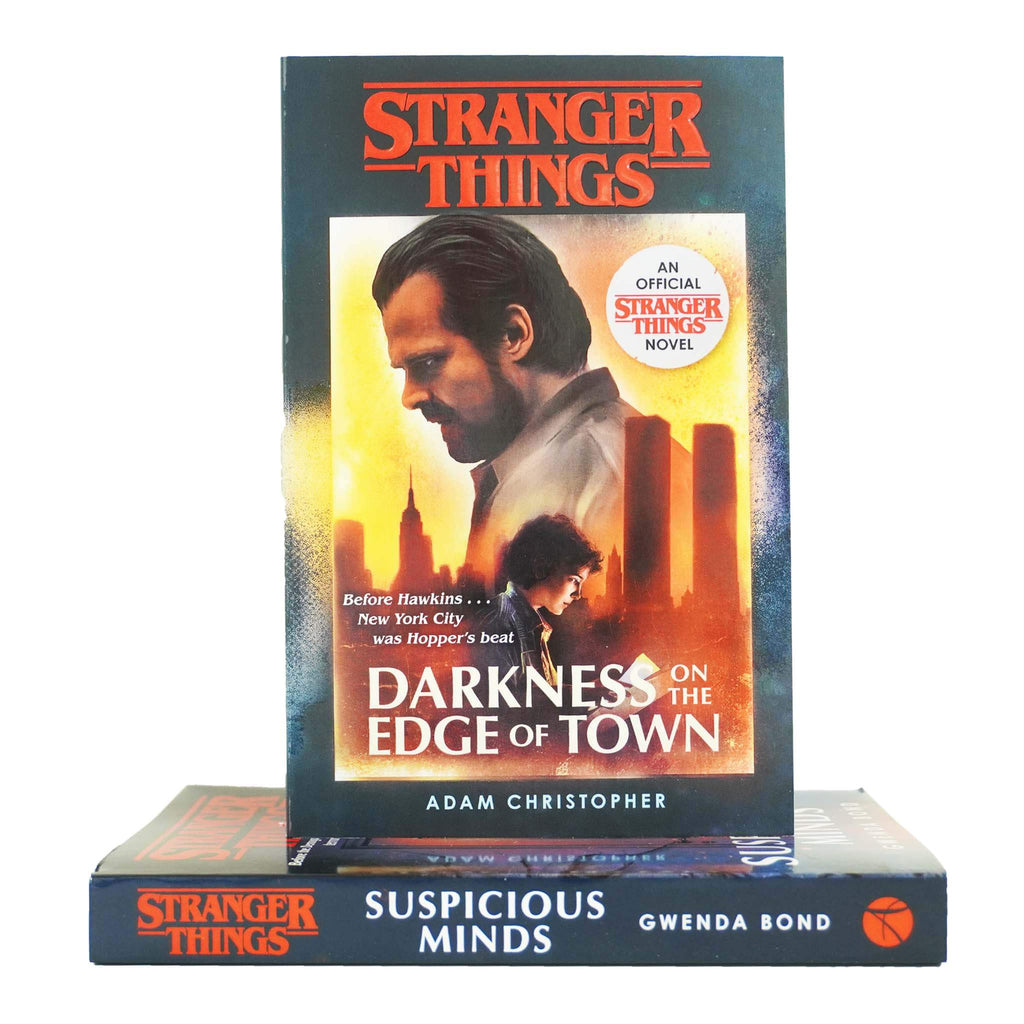 Foto de libros de Stranger Things, la segunda parte de la novela escrita  por Adam Christopher, Stranger Things: Oscury on the Edge of Town, para la  venta Fotografía de stock - Alamy